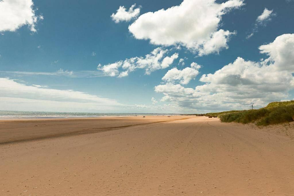 Beachfront Apartment - Ground Floor Apartment With Sea Views, Next To The Beach, Bridlington, North Yorkshire Bessingby Buitenkant foto