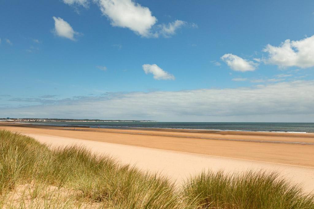 Beachfront Apartment - Ground Floor Apartment With Sea Views, Next To The Beach, Bridlington, North Yorkshire Bessingby Buitenkant foto