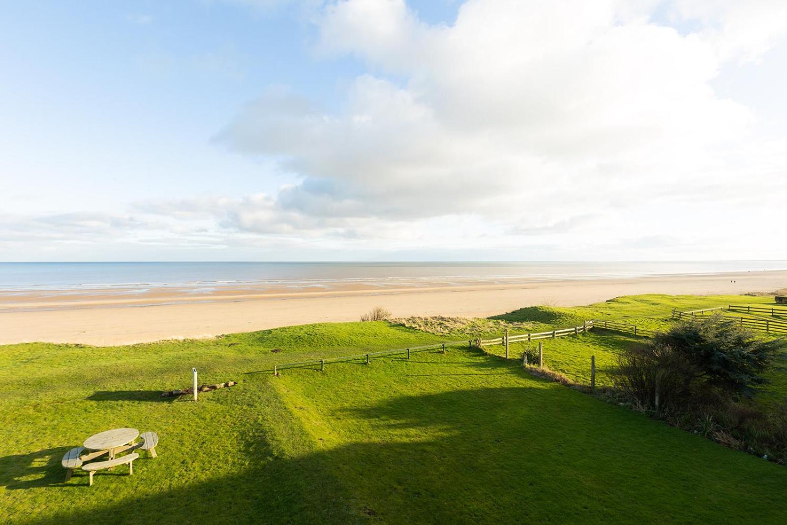 Beachfront Apartment - Ground Floor Apartment With Sea Views, Next To The Beach, Bridlington, North Yorkshire Bessingby Buitenkant foto
